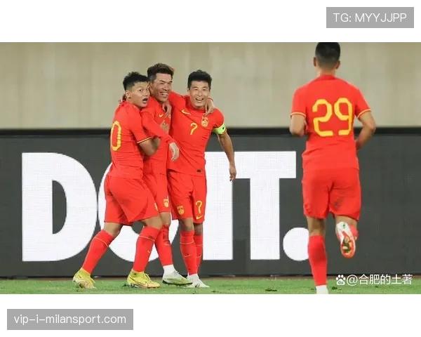 袖标的三重含义：队长、临时队长、纪念袖标，队长袖标戴哪边